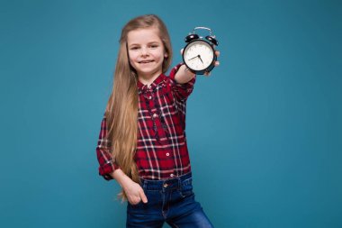 Çalar saat ile şirin kız