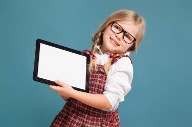 Boş tablet ile Kırmızı elbiseli kız