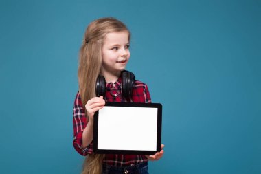 Kız boş tablet tutan kulaklık