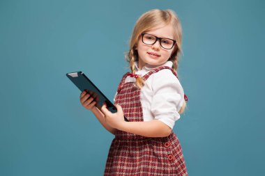 Boş tablet ile Kırmızı elbiseli kız