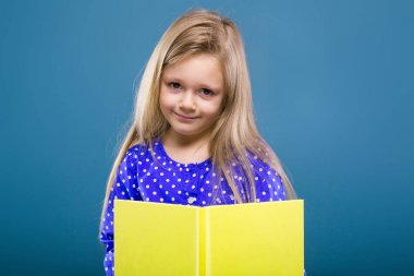 Boş kitap ile küçük kız