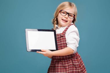 Boş tablet ile Kırmızı elbiseli kız,