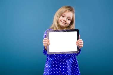 Boş dijital tablet ile küçük kız