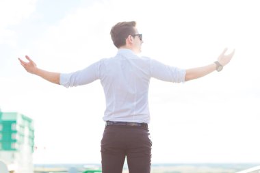 İşadamı çatıda Beyaz gömlekli