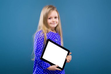 Boş dijital tablet ile küçük kız
