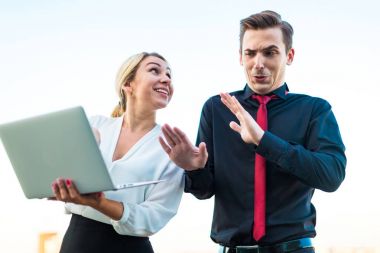 Birkaç iş adamları ile çatı üstünde laptop