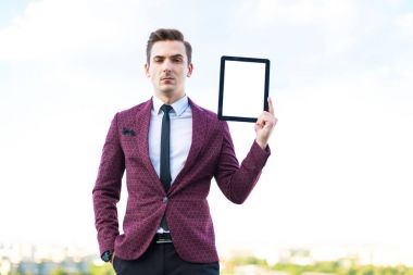 İşadamı tablet ile çatıda elbiseli