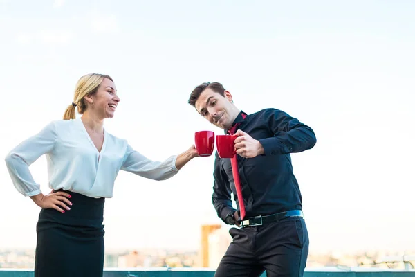 Coppia di uomini d'affari con caffe 'sul tetto — Foto Stock