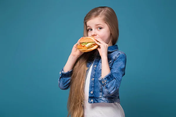 Küçük kız hamburger ile kesik — Stok fotoğraf