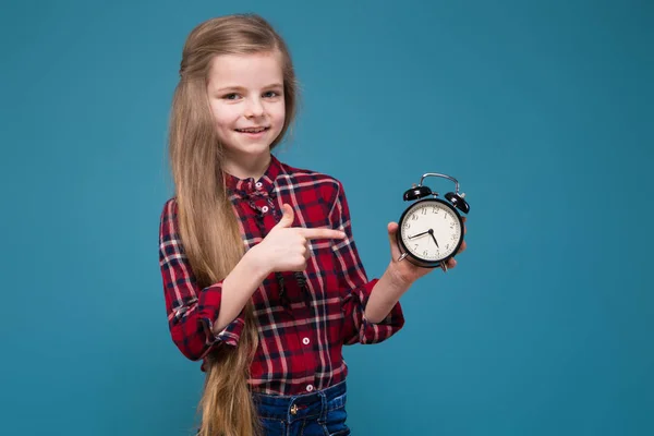 Niedliches Mädchen mit Wecker — Stockfoto