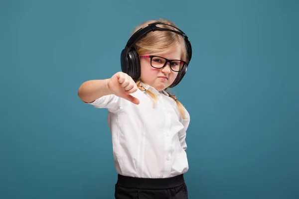 Menina bonito em fones de ouvido pretos — Fotografia de Stock