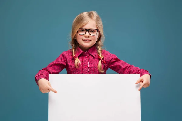 Menina segura cartaz vazio — Fotografia de Stock