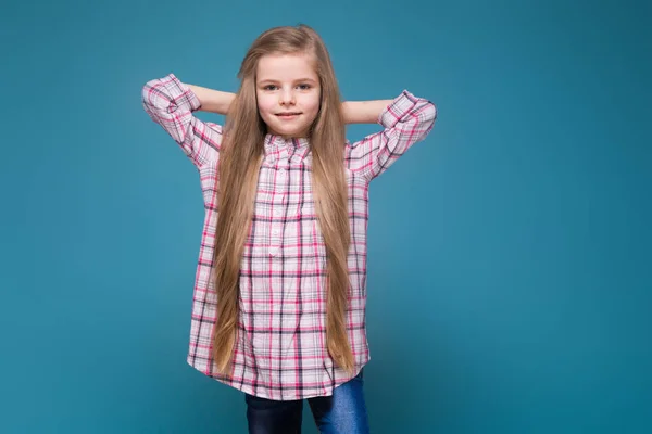 Chica en camisa a cuadros y vaqueros azules — Foto de Stock