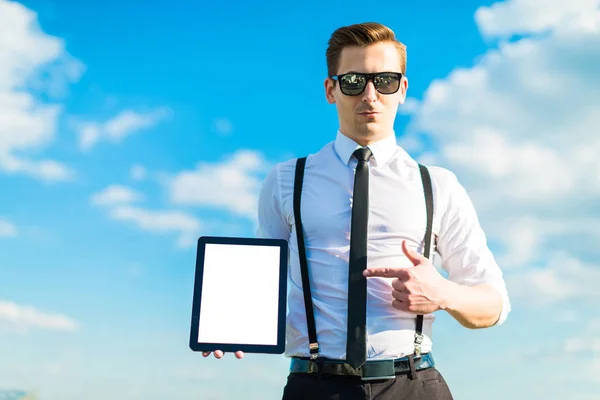 Homme d'affaires en chemise blanche sur le toit avec tablette — Photo
