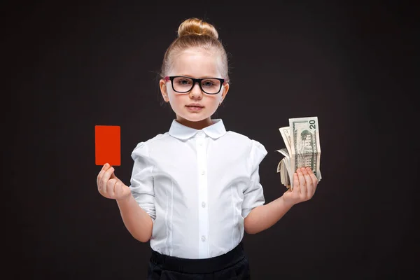 Meisje met de rode kaart en geld — Stockfoto