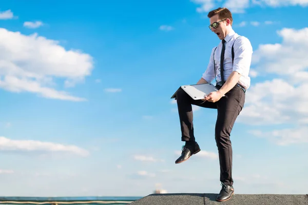 Homme d'affaires en chemise blanche sur le toit avec ordinateur portable — Photo