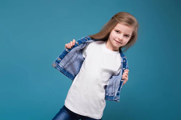 Linda chica en chaqueta de mezclilla azul — Foto de Stock