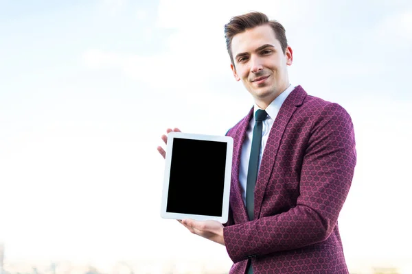 Homme d'affaires en costume sur le toit avec tablette — Photo