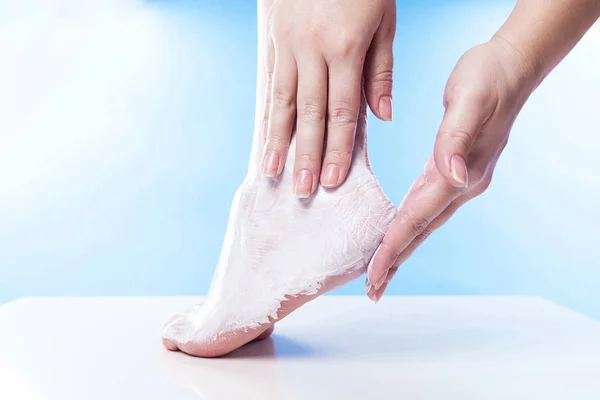 Mujer aplicando crema de talón para la piel —  Fotos de Stock