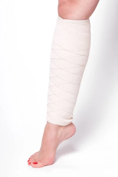 Weiblicher Knöchel in elastischem Verband — Stockfoto