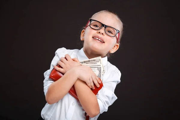 Meisje met rode portemonnee vol geld — Stockfoto