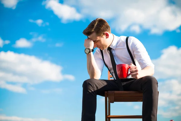 Empresário de camisa branca no telhado com café — Fotografia de Stock