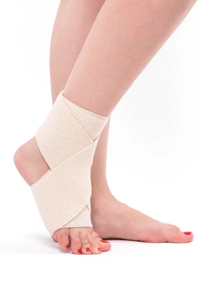 Cheville féminine en bandage élastique — Photo