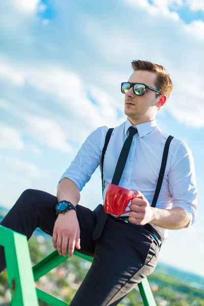 Empresário de camisa branca no telhado com café — Fotografia de Stock