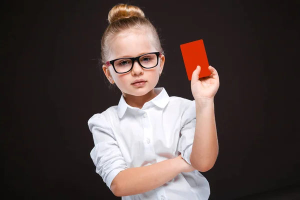 Дівчина в білій блузці з червоною карткою — стокове фото