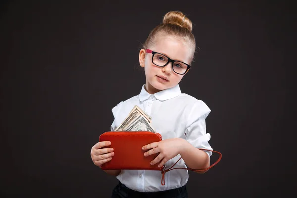 Chica con bolso rojo lleno de dinero — Foto de Stock