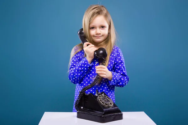 Ragazzina con telefono nero — Foto Stock