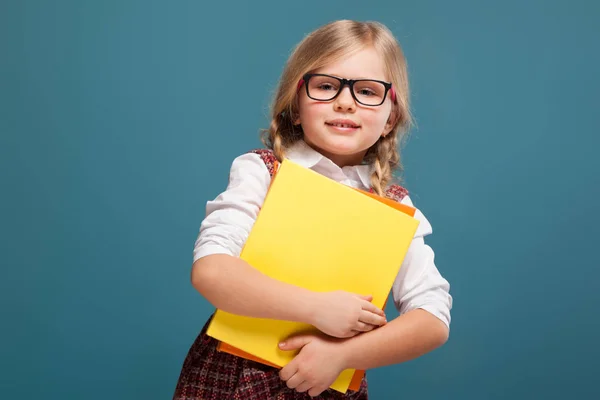 Ragazza con in abito rosso con cartella di carta — Foto Stock