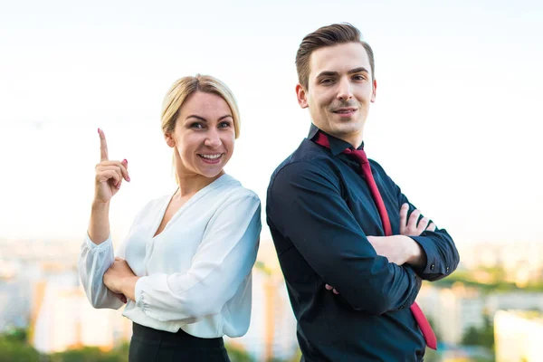 Ein paar junge Geschäftsleute auf dem Dach — Stockfoto