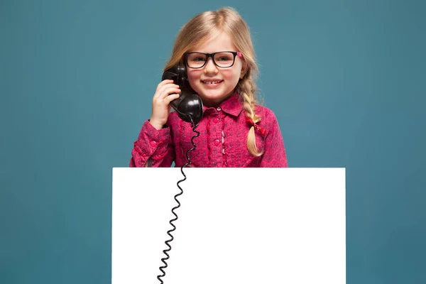 Κορίτσι με ένα πόστερ και έχοντας ένα τηλέφωνο να μιλήσουμε — Φωτογραφία Αρχείου
