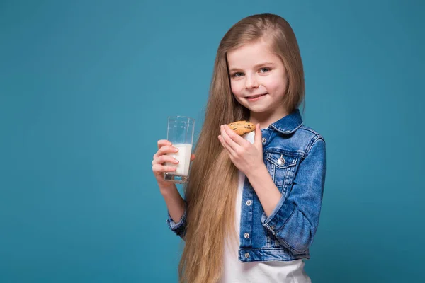 Маленькая девочка с молоком и печеньем — стоковое фото