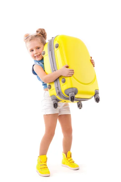 Mała blondynka z żółta walizka — Zdjęcie stockowe