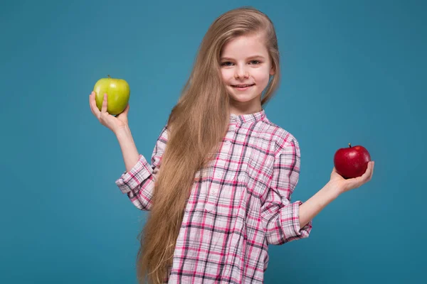 Chica sostiene manzanas rojas y verdes — Foto de Stock