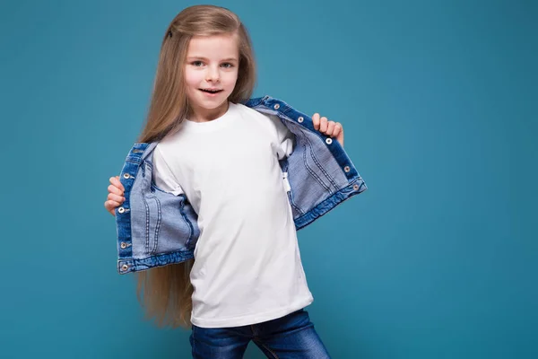 Linda chica en chaqueta de mezclilla azul — Foto de Stock