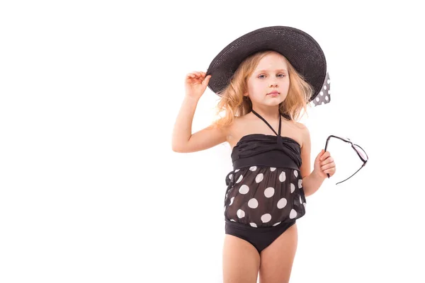 Kleines blondes Mädchen in schwarzer Badebekleidung — Stockfoto