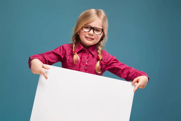 Menina segura cartaz vazio — Fotografia de Stock