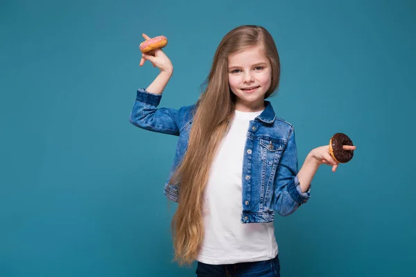 Pequeña chica cortada con donuts — Foto de Stock