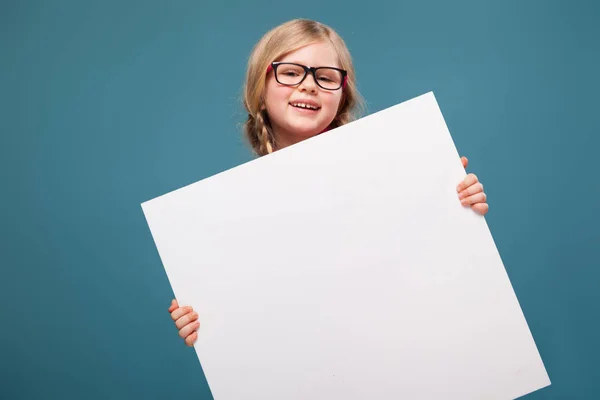 Kız boş poster tutar — Stok fotoğraf