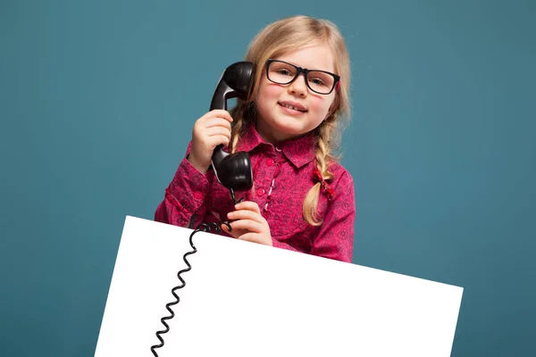 Chica con cartel y tener una charla telefónica — Foto de Stock