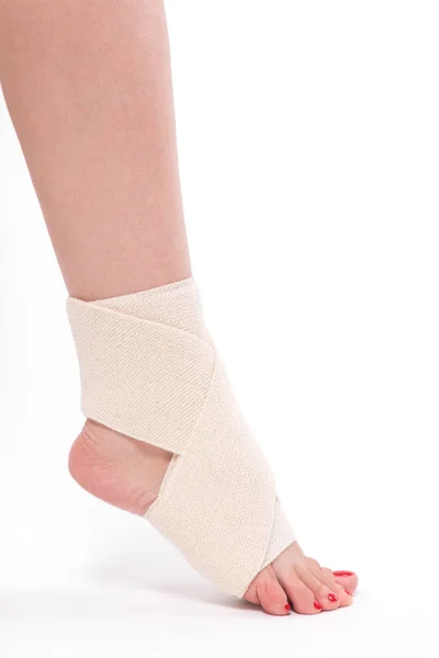 Weiblicher Knöchel in elastischem Verband — Stockfoto