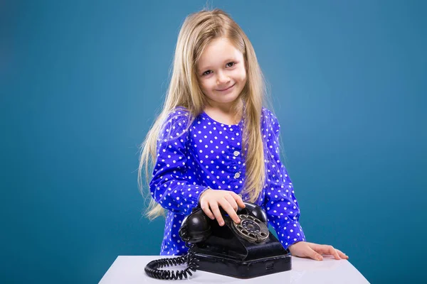 Holčička s černým telefon — Stock fotografie