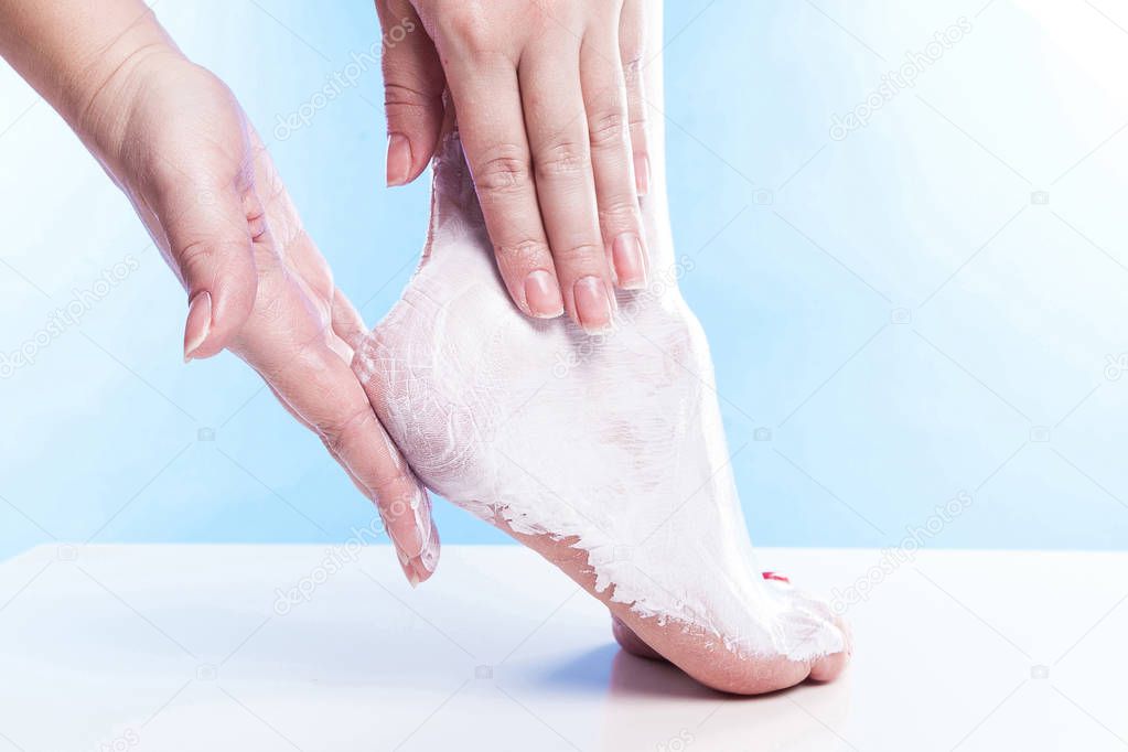 woman applying heel cream for the skin