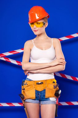 sarışın kadın kask ve gözlük