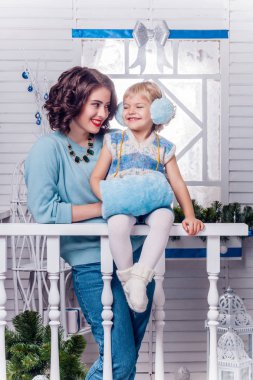 kadın kız mavi kazaklı 