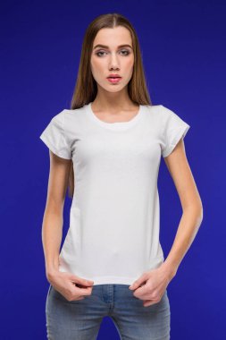 kız beyaz bir gömlek 