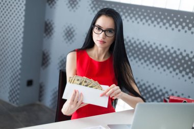 İş kadını masada Kırmızı elbiseli